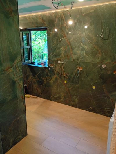Wandbekleding in groene marmerlook